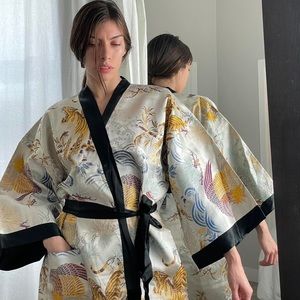 Vintage Embroidered Kimono. Free size.